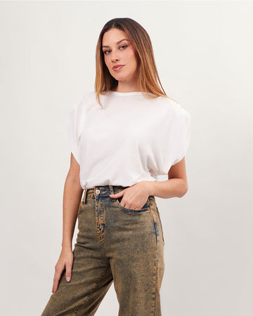 White short-sleeved t-shirt with pleats on the shoulder