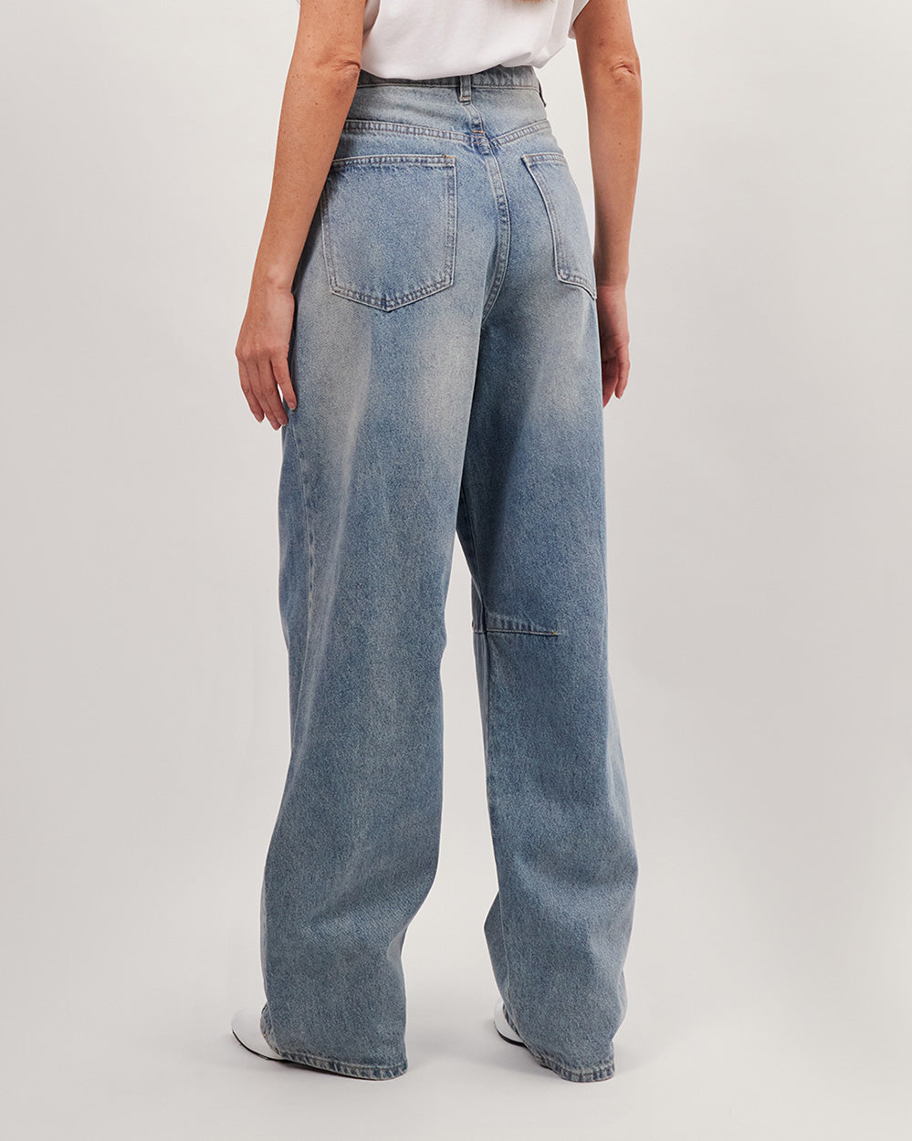 Distressed barrel jean pants