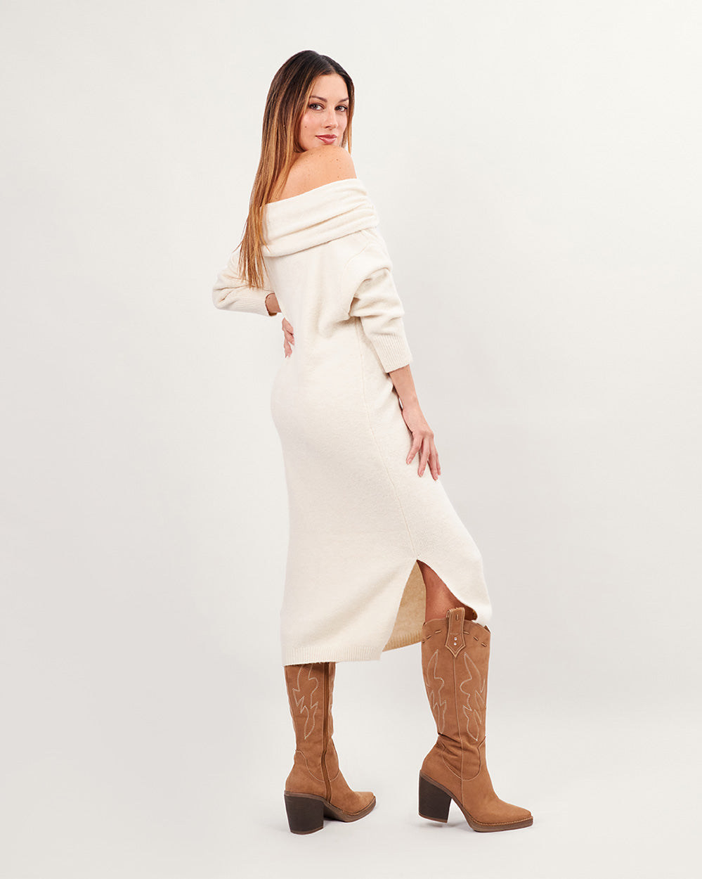 Vestido midi de punto color marfil con hombros descubiertos