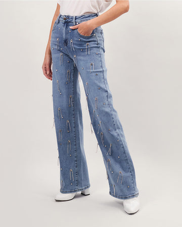 Vaqueros azul claro con pedrería.