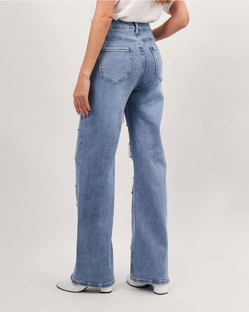 Vaqueros azul claro con pedrería.