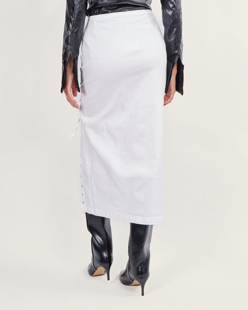 White denim skirt with pin